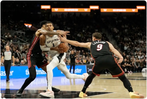 文班亚马27+18 马刺擒热火开局5连胜创队史纪录